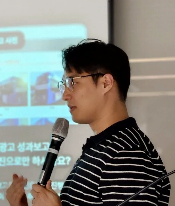 마이크를 들고 강연하는 양승만 CSO